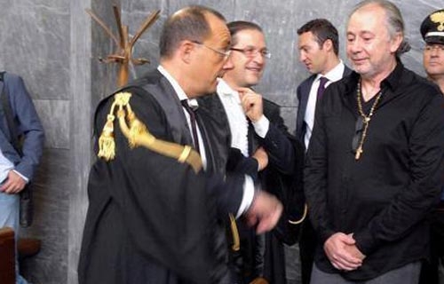 Rubygate, il diavolo e l’acquasanta. Mora: “Il bunga-bunga è una barzelletta”