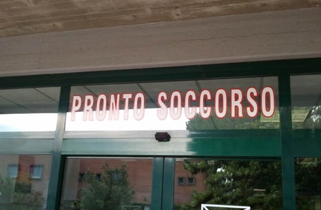 Uccide la figlioletta di 18 mesi facendo retromarcia con la macchina