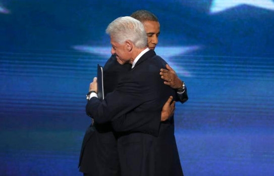 E’ il giorno di Obama. L’abbraccio commosso di Clinton
