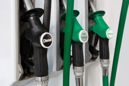 Benzina, calano i consumi. A pagare ogni giorno di più sono gli automobilisti