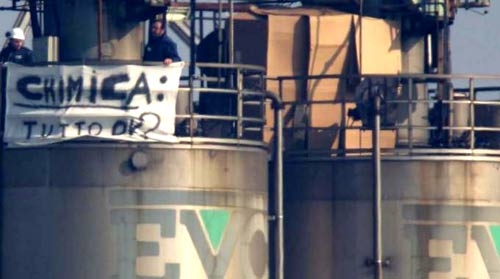 Operai della Vinyls  da stamane protestano sopra torre di 100 metri