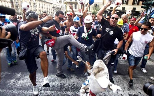 Alcoa, manifestazione ad alta tensione. Gli operai vogliono certezze
