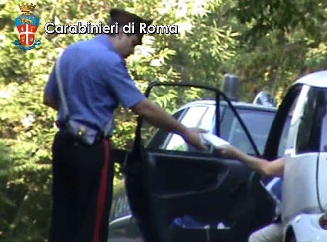 Finta cieca guida la sua auto. Percepiva 800 euro al mese. Arrestata