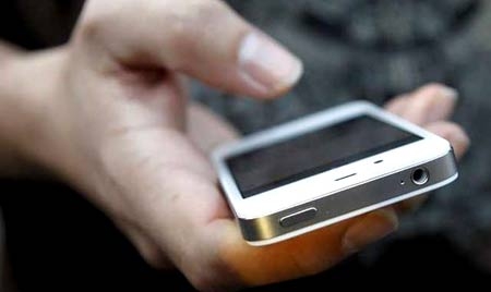 Licenziati perchè parlavano al cellulare. I sindacati proclamano lo sciopero