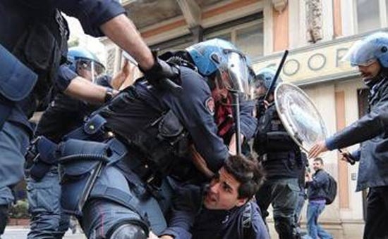 Studenti in corteo. Parlano i manganelli