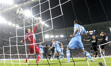 Calcio. Serie A: Juve sola in vetta. La Lazio affonda il Milan