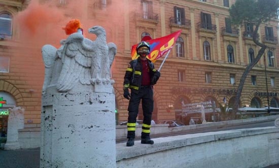 Protesta dei vigili del fuoco davanti al Viminale. Duro intervento delle forze dell’ordine