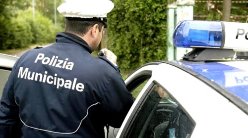 Suicidio. Vigile tenta suicidio con gas e poi si uccide con la pistola d’ordinanza