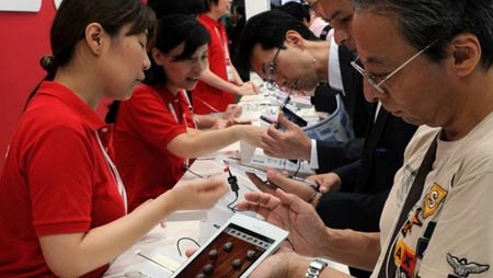 Dal Giappone il telefonino che traduce in tempo reale