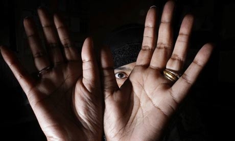 Litigio tra fidanzati. Lui le stacca il lobo dell’orecchio a morsi