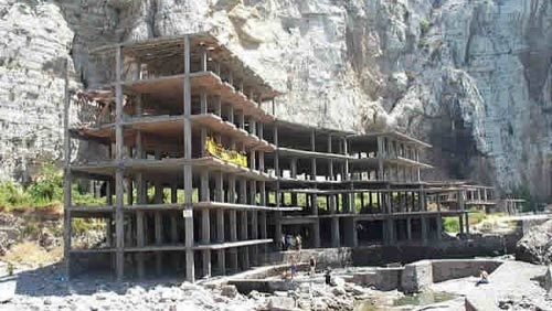 Giù l’ecomostro del Circeo. Fine a 35 anni di abusivismo