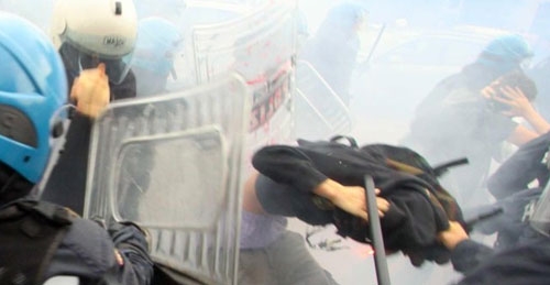 Studenti caricati e picchiati dalla polizia. I VIDEO