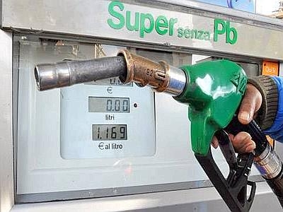 Benzina. Viaggiare durante il ponte dei Santi costa 52,5milioni in più