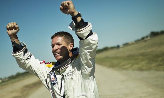 Felix Baumgartner mette le ali alla Red Bull. LE FOTO. IL VIDEO