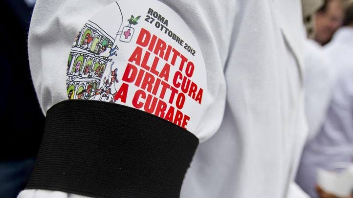 Medici in piazza. Diritto alla cura, diritto a curare