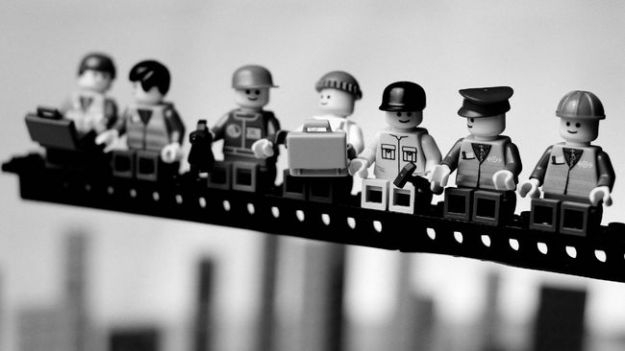C’è chi non ha lavoro e chi troppi incarichi. Federconsumatori diffida Consob