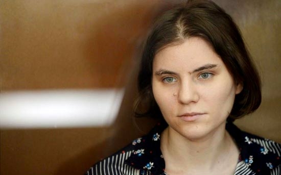 Pussy Riot. Una di loro è stata scarcerata. Per Amensty rimane un’ingiustizia