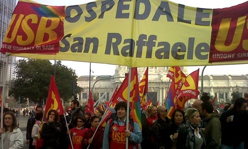 I lavoratori della Sanità  pubblica sfilano per le vie di Milano