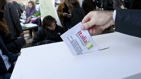 Primarie. Renzi sempre più nervoso. Bersani, non abbiamo bisogno del fuoco amico