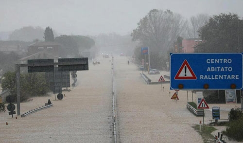 Maltempo. Crolla ponte su fiume Albegna. Tre dispersi ad Albinia