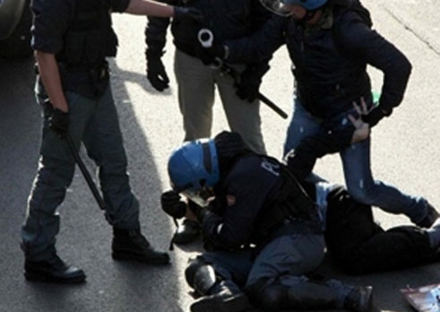Scioperi. Pm indaga su eccessi della Polizia, punire i poliziotti violenti