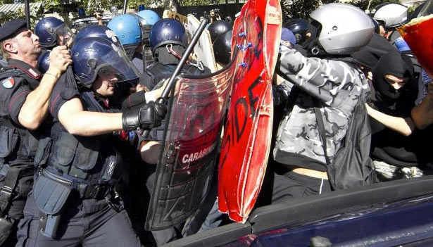 Sciopero austerity. Scontri a Torino. Poliziotti feriti, uno è grave