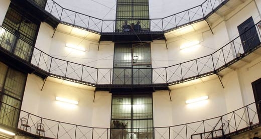 Carcere. Detenuto muore per overdose. Da dieci mesi la famiglia aspetta la salma