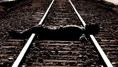 Condannata per stalking, tenta di gettarsi sotto un treno. Arrestata
