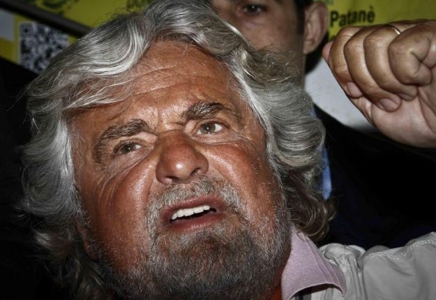 Grillo strizza l’occhio a Di Pietro e raccoglie le sue spoglie. Salto della quaglia in vista