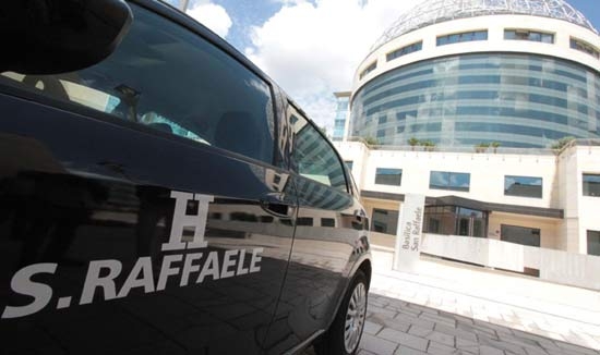Due infermiere salgono per protestare sul tetto del San Raffaele. Basta licenziamenti