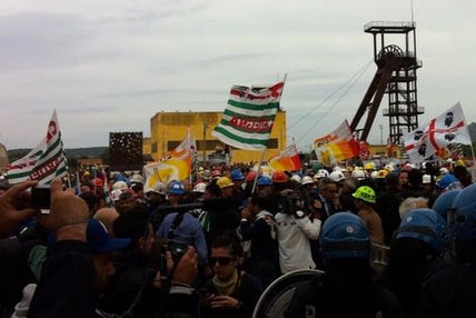 Alcoa. Tensioni e scontri tra operai e polizia a Carbonia