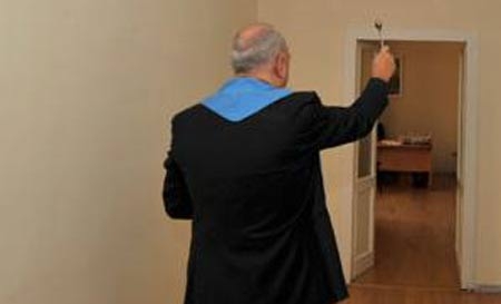 Il parroco perde il suo vice e distribuisce l’acqua santa: “Fatevi la benedizione da soli”