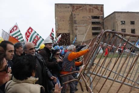 Sulcis. Incontro deludente. Per la strada scoppia la guerriglia urbana