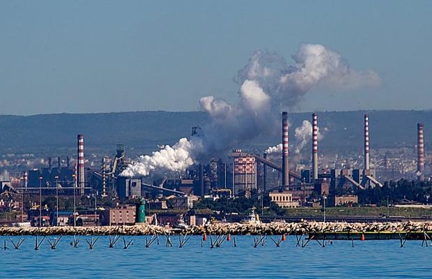 Ilva. Pioggia di critiche sul decreto. Per Clini nessun conflitto con la magistratura