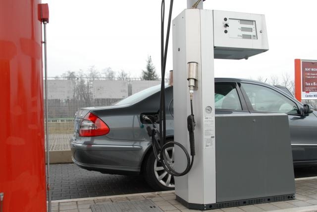 Benzina. Nel 2012 i costi per mantenere un’auto sono cresciuti. Ecco come