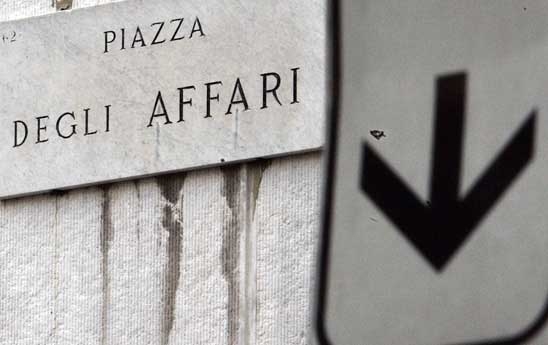 Prosegue il rimbalzo di Piazza Affari. Spread senza scossoni