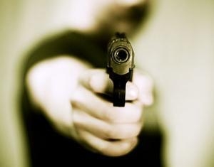 Donna spara 4 colpi di pistola contro l’ex marito e fugge, ma viene arrestata