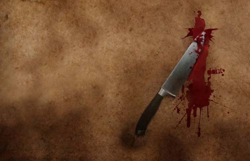 Uccide la compagna a coltellate e poi tenta il suicidio