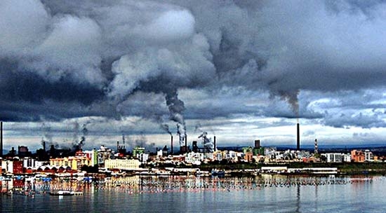 Ilva. Pm arresto europeo per Riva. Ambientalisti in piazza per funerale di Taranto