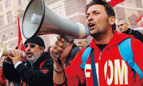 Fiom. Scioperi e manifestazioni contro la firma separata del contratto