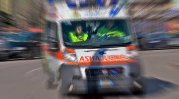 Pullman di studenti tampona un tir. Ragazza di 16 anni è grave