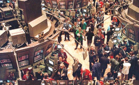 Calo dello spread e rally delle banche incoronano Piazza Affari regina d’Europa