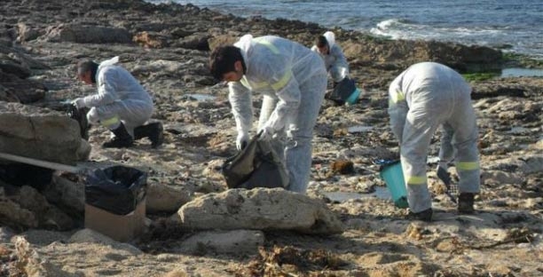 Egadi. Una tonnellata di catrame raccolta dalle squadre di Legambiente