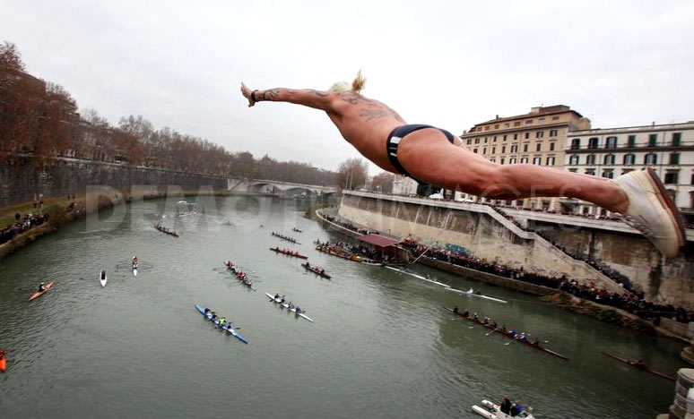 Primo giorno dell’anno. Tuffo dal Tevere di Mister Ok