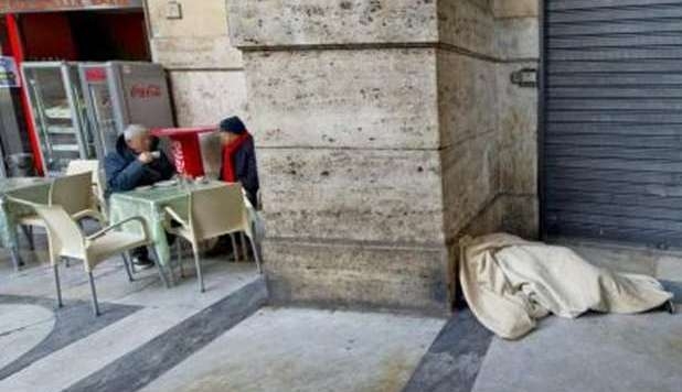 Napoli. Clochard muore, a poca distanza sorseggiano un caffè
