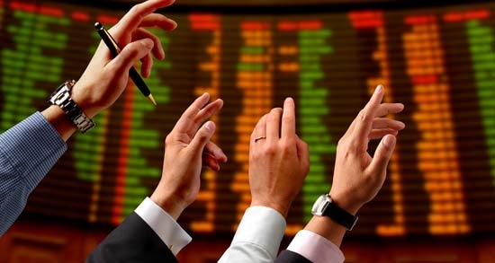Piazza Affari atterrata dai bancari. Vola il debito pubblico