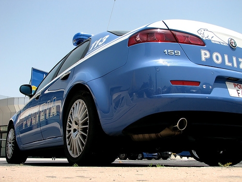 Ispettore di Polizia tenta di sedare rissa, ma viene massacrato. E’ in coma