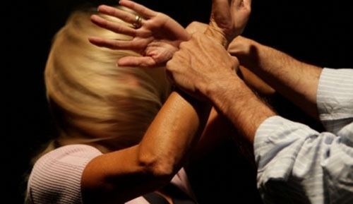 Botte e pugni alla compagna, ridotta in fin di vita. Arrestato 32enne