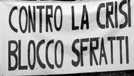 Nella capitale sfilano contro gli sgomberi. Roma non è in vendita