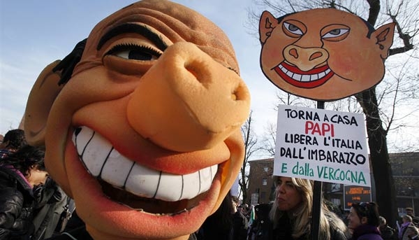 Berlusconi, sessualità e culo delle donne. Sciocchezze di Monti, gaffe di Travaglio, violenza di Grillo e Ingroia